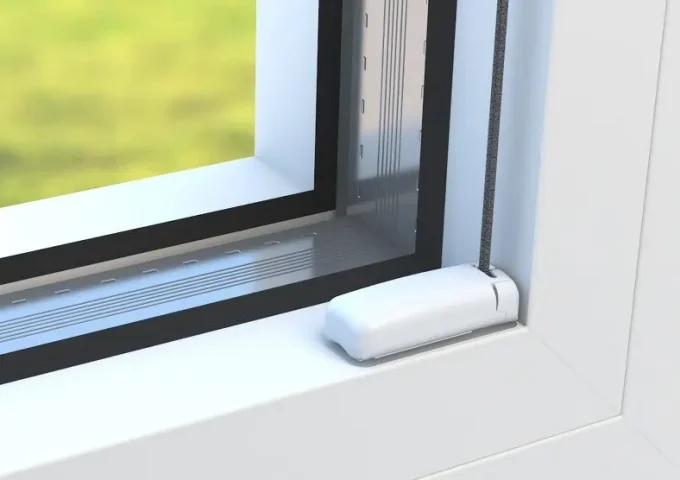 Nahaufnahme eines weissen Fensterrahmens mit seitlich montierter Halterung für ein Spannseil
