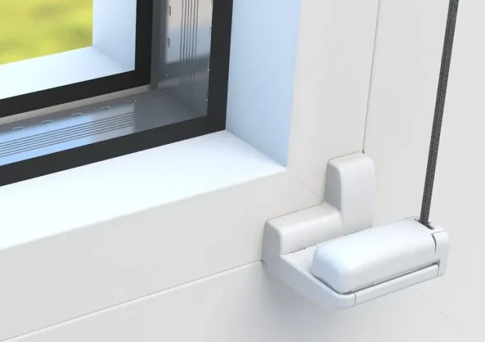 Detailansicht eines weissen Fensterrahmens mit seitlich befestigtem Winkel zur Seilspannung