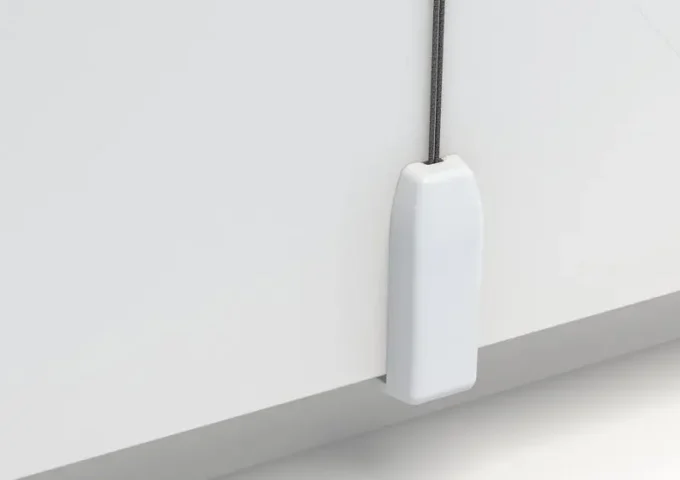Schmale weisse Halterung mit gespanntem Seil an einem Fensterrahmen montiert
