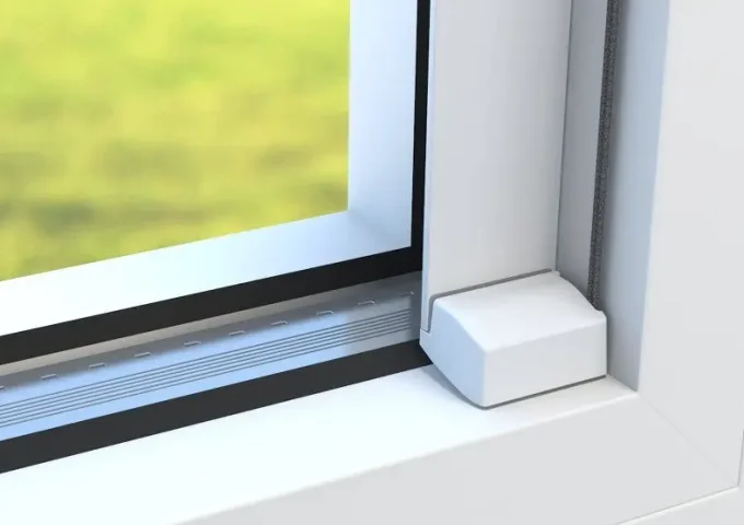 Weisse flache Halterung mit seitlich gespanntem Seil direkt auf den Fensterrahmen geklebt
