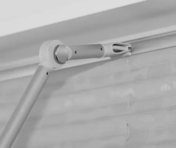 Bedienstab zur einfachen Steuerung eines Sicht- oder Sonnenschutzes an einem hohen Fenster