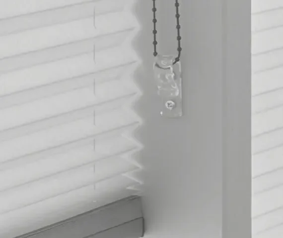 Plissee am Fenster mit transparenter Halterung und Kettenbedienung