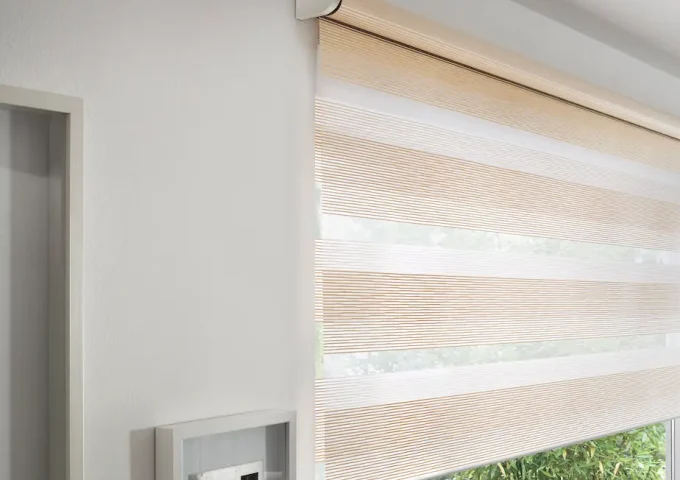 Beiger Sichtschutz mit transparenten Streifen vor einem Fenster in modernem Wohnraum