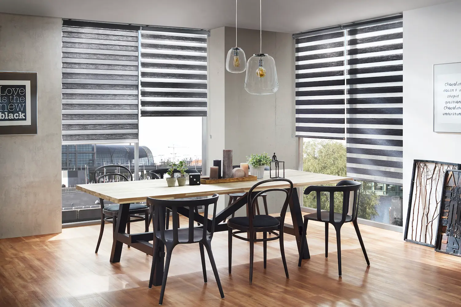 Esszimmer mit modernen schwarzen Doppelrollos an den Fenstern für flexiblen Sicht und Sonnenschutz.