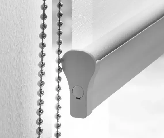 Lichtdurchlässiger Sichtschutz mit abwechselnden Stoffstreifen kombiniert mit weissen Vorhängen am Fenster