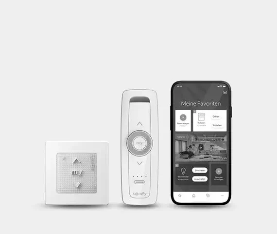 Fernbedienung, Wandschalter und Smartphone mit App zur Bedienung von Sonnenschutzsystemen