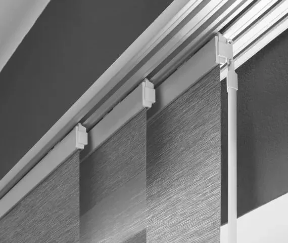 Detailansicht eines Schleuderstabs zur manuellen Bedienung von Flächenvorhängen an einer Deckenschiene