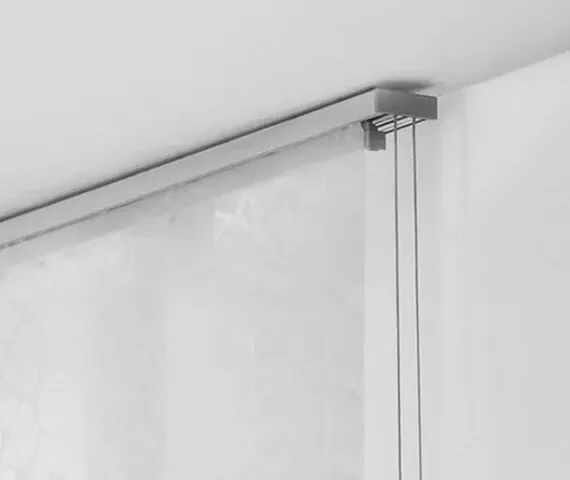 Detailaufnahme eines Flächenvorhangs mit Schnurzugsystem an einer Decke montiert
