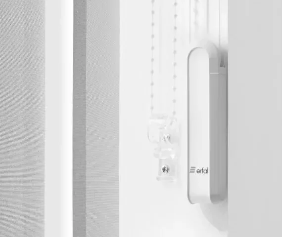 Seitliche Ansicht eines Bedienmoduls mit Kugelkette und Zugsystem für einen textilen Behang