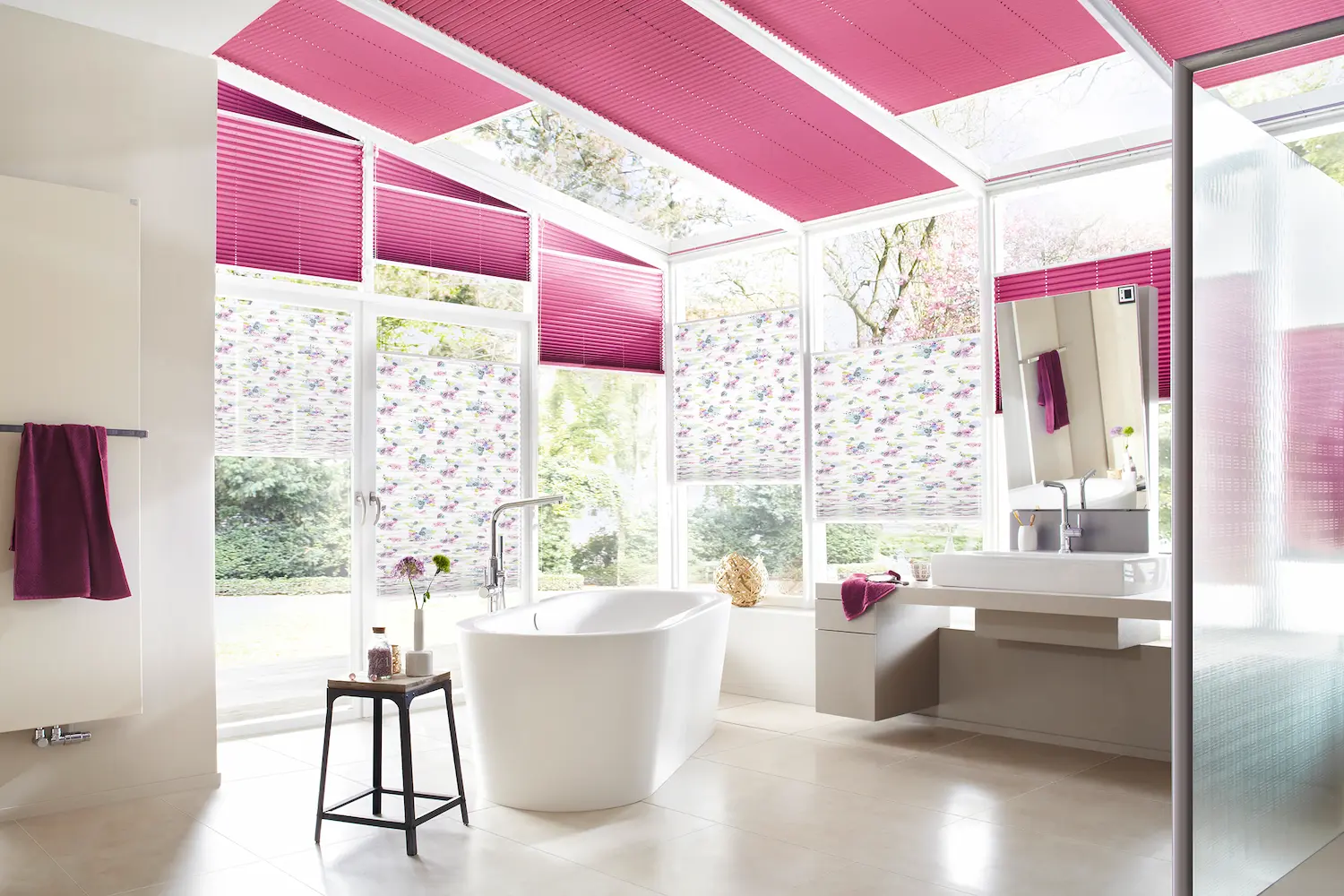Modernes Badezimmer mit floralen und pinken Plissee als Sicht und Sonnenschutz an grossen Fensterflächen